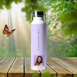 Botella De Agua Nombre de la foto violeta<br><div class="desc">Fondo violeta de color lavanda. Personalice y agregue su nombre y una foto de perfil. Letras moradas.</div>