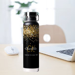 Botella De Agua Nombre de monograma de oro negro<br><div class="desc">Eleva tu juego de hidratación con nuestra Glamorosa botella de agua personalizada Gold Confetti, diseñada para mujeres que aprecian el estilo y la funcionalidad. Este accesorio de moda es perfecto para hacer una declaración mientras estás hidratado, ya sea en el gimnasio, en la oficina o cuando vas. Sofisticado fondo negro:...</div>