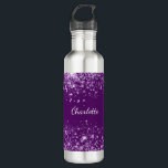Botella De Agua Nombre de monograma de purpurina púrpura chispa<br><div class="desc">Un fondo violeta profundo con elegantes gotas purpurinas de imitación violeta. Texto de color blanco. Personaliza y agrega tu nombre. El nombre está escrito con un guión de estilo con letras a mano blanca.</div>