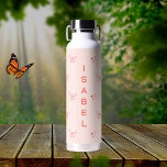 Botella De Agua Nombre de oro del rosa de melocotones de mariposas<br><div class="desc">Fondo de color rosa con mariposas de oro rosa y rosa. Personaliza y agrega tu nombre. Colorear letras de color.</div>