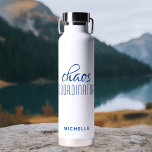 Botella De Agua Nombre del guión de caligrafía azul del coordinado<br><div class="desc">El coordinador del caos, Blue Calligraphy Script Name Insulated Water Bottle, presenta un diseño simple del texto "coordinador del caos" en un divertido guión de caligrafía azul con su nombre personalizado debajo. Un regalo perfecto para el cumpleaños, los Navidades, el Día de la Madre, la apreciación del profesor por esa...</div>