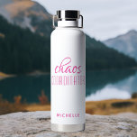 Botella De Agua Nombre del guión de caligrafía rosa del coordinado<br><div class="desc">El coordinador del caos, caligrafía rosada Nombre de guión Botella de agua aislada, presenta un diseño simple del texto "coordinador del caos" en un divertido guión de caligrafía rosa con su nombre personalizado a continuación. Un regalo perfecto para el cumpleaños, los Navidades, el Día de la Madre, la apreciación del...</div>