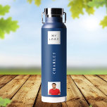 Botella De Agua Nombre del logotipo de negocios foto azul marino<br><div class="desc">Un fondo azul marino clásico. Personalice y agregue su logotipo de negocio,  nombre y foto de perfil. Texto blanco.</div>