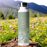 Botella De Agua Nombre del Monograma del Jardín de Flor Silvestre<br><div class="desc">Relájese con nuestra exquisita botella de agua del Jardín de Flores Silvestres Monograma Nombre. Diseñada con durabilidad y elegancia en mente, esta elegante botella está adornada con un impresionante diseño de jardín de flores silvestres que evoca la belleza de la naturaleza. Personaliza tu botella con tu monograma y nombre para...</div>