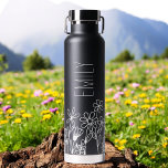 Botella De Agua Nombre del monograma del jardín de flores silvestr<br><div class="desc">Relájese con nuestra exquisita botella de agua del Jardín de Flores Silvestres Monograma Nombre. Diseñada con durabilidad y elegancia en mente, esta elegante botella está adornada con un impresionante diseño de jardín de flores silvestres que evoca la belleza de la naturaleza. Personaliza tu botella con tu monograma y nombre para...</div>