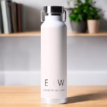 Botella De Agua Nombre del Monograma Minimalista Moderno Rosa Rubo<br><div class="desc">Eleva tu rutina de hidratación con nuestra clásica elegante botella de agua Minimalista moderna monograma negro. Diseñada meticulosamente, esta botella de agua combina perfectamente la sofisticación atemporal con el minimalismo contemporáneo, convirtiéndolo en un accesorio elegante y funcional para tu vida diaria. Esta botella de agua, elaborada con precisión y atención...</div>