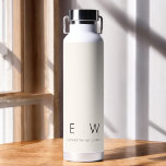Botella De Agua Nombre del Monograma Minimalista Neutral Elegante<br><div class="desc">Eleva tu rutina de hidratación con nuestra clásica elegante botella de agua Minimalista moderna monograma negro. Diseñada meticulosamente, esta botella de agua combina perfectamente la sofisticación atemporal con el minimalismo contemporáneo, convirtiéndolo en un accesorio elegante y funcional para tu vida diaria. Esta botella de agua, elaborada con precisión y atención...</div>