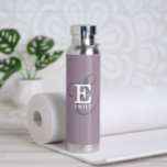 Botella De Agua Nombre exclusivo de estilo y tipo de monograma púr<br><div class="desc">Todo se trata de ti con este hermoso diseño de botellas de agua. Tiene una elegante representación de su nombre y monograma con serios clásicos y una tipografía de escritura más ornamentada en una simetría equilibrada. Los tres elementos se mezclan con una sofisticada armonía y crean su propio logotipo de...</div>