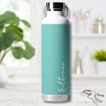 Botella De Agua Nombre Minimalista personalizado<br><div class="desc">Sencillo pero impresionante. Personalice esta botella de agua con su nombre, o un nombre de sus seres queridos. Una simple y elegante tipografía de escritura con un borde ondulante. Cambie los colores del fondo y del tipo de letra a lo que desee. Chic Trendy Simple Su Nombre Botella De Agua...</div>