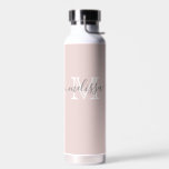 Botella De Agua Nombre minimo elegante y color Personalizado monog<br><div class="desc">NewParkLane - Elegante botella minimalista de agua en rosa rubor (color personalizado), con su nombre y monograma en una moda y tipografía clásica. Fácil de personalizar en Zazzle con su propio texto para un diseño personalizado. Todos los estilos, colores y tamaños de texto se pueden modificar para adaptarlos a sus...</div>