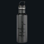 Botella De Agua Nombre moderno de firma negro sobre negro personal<br><div class="desc">Única botella de agua monocroma personalizada de color negro sobre negro con un sencillo personalizado de diseño estilo guión monocromo se puede editar a cualquier tipo de letra o color para diseñar una elegante botella de agua metalizado que se ve genial en la oficina o escuela en negro clásico y...</div>