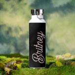 Botella De Agua Nombre moderno de monograma rosado en Rubor turbio<br><div class="desc">El "Monograma moderno Rubor Black Dusty Pink y la botella Name Water es una moda y accesorio personalizado perfecto para mantenerse hidratado con estilo. Esta botella de agua, de un color rosa polvoriento y elegante, se personaliza con un monograma y un nombre, añadiendo un toque único y personal. Su diseño...</div>