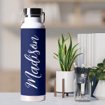 Botella De Agua Nombre personalizado azul de la Marina de moda en<br><div class="desc">Una botella personalizada de agua monograma azul marino de moda para un chica o un tipo que ama regalos simples y escritos a mano. Hermoso guión cursivo blanco abajo del costado que explica tu nombre en la tipografía moderna.</div>