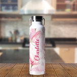 Botella De Agua Nombre personalizado de floros rosados<br><div class="desc">Flores de magnolias rosas y blancas. Personaliza y agrega tu nombre. Pinza blanca bajo el nombre.</div>