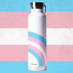 Botella De Agua Nombre personalizado de la bandera del orgullo arc<br><div class="desc">Hermoso regalo transgénero personalizado para un amigo LGBTQ que presenta los colores de la bandera transexual de bonito en forma de arcoiris azul,  rosa y blanco. Monograma esta encantadora botella de agua.</div>
