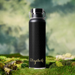 Botella De Agua Nombre personalizado de la Moda de guiones dorados<br><div class="desc">Crea tu propio personalizado, personalizado, fresco, moda, elegante y elegante guión de tipografía de oro falso, fondo de patrón moderno geométrico de trendy gris claro, negro elegante, a prueba de derrames, acero inoxidable, exterior resistente a la condensación, maceta negro duradero de doble pared Thor Copper Vacuum Insulated Bottle que mantiene...</div>