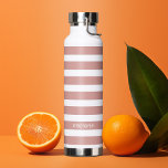 Botella De Agua Nombre personalizado de patrón de rayas de coral y<br><div class="desc">Agregue su nombre a este diseño con franjas de negrita. Un patrón preppy con franjas en negrita y un monograma de su nombre o apellido. Para usuarios avanzados, puede hacer clic en el botón editar/personalizar y cambiar los colores de las líneas. Crea tu propio y cambia los colores a tu...</div>