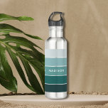 Botella De Agua Nombre personalizado del bloque de color de la nie<br><div class="desc">Este diseño colorido y moderno presenta un patrón de bloques de color en tonos verdes con tu nombre personalizado #botellas de agua #drinkware #personalizedgifts</div>