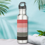 Botella De Agua Nombre personalizado del bloque de color verde roj<br><div class="desc">Moderno Bloque de color verde rojo personalizado Nombre personal Botella de agua de acero inoxidable presenta un diseño colorido y moderno en un patrón de bloques de color en tonos verde oscuro y rojo con su nombre personalizado. Perfecto como regalo para Navidades, cumpleaños, vacaciones, colegio, colegio, equipo de construcción y...</div>