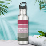 Botella De Agua Nombre personalizado del bloque de color verde ver<br><div class="desc">Moderno bloque de color verde rosado Nombre personalizado Botella de agua de acero inoxidable presenta un diseño colorido y moderno en un patrón de bloques de color en tonos de verde rosado con su nombre personalizado. Perfecto como regalo para Navidades, cumpleaños, vacaciones, colegio, colegio, equipo de construcción y más. Diseñado...</div>