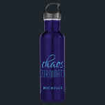 Botella De Agua Nombre personalizado del coordinador del caos Tipo<br><div class="desc">La Botella de Agua Personalizada de la Red Typography, coordinadora del caos, presenta un diseño simple del texto "coordinador del caos" en un guión divertido de caligrafía roja con su nombre personalizado a continuación. Personalice editando el texto en el cuadro de texto proporcionado. Perfecto para esa madre ocupada, profesora, entrenadora...</div>