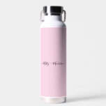 Botella De Agua Nombre personalizado del guión rosado Minimalista<br><div class="desc">Un diseño de tipografía de nombre simple y personalizado en un tipo de letra de escritura casual en negro llamativo sobre rosa pastel. El punto perfecto para el minimalista de moda. Un regalo o accesorio a medida para cualquier ocasión. Debra Valencia, una visionaria artista de patrones superficiales, diseñadora de productos...</div>