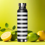 Botella De Agua Nombre personalizado del patrón rayado negro y bla<br><div class="desc">Agregue su nombre a este diseño con franjas de negrita. Un patrón preppy con franjas en negrita y un monograma de su nombre o apellido. Para usuarios avanzados, puede hacer clic en el botón editar/personalizar y cambiar los colores de las líneas. Crea tu propio y cambia los colores a tu...</div>