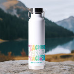 Botella De Agua Nombre personalizado del profesor de colores del a<br><div class="desc">Maestra Colores Arcoiris Modernos Nombre personalizado Thor Copper Insulated Bottles presenta el texto "Teacher" en la moderna tipografía de escritura de repetición de color arcoiris con su nombre personalizado personalizado a continuación. Perfecto para tu profesor favorito para apreciar al profesor, cumpleaños, Navidades, vacaciones y más. Diseñado por Evco Studio www.zazzle.com/store/evcostudio...</div>