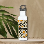 Botella De Agua Nombre personalizado del tablero de ajedrez Retro<br><div class="desc">El retro Groovy Daisy Checkerboard Nombre personalizado Bottle agua presenta un groovy patrón de margarita en un fondo de tablero de ajedrez en blanco y negro con el texto personalizado o el nombre personalizado en el centro. Perfecto como regalo para la familia y amigos para Navidades, cumpleaños, vacaciones, día de...</div>