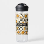 Botella De Agua Nombre personalizado del tablero de ajedrez Retro<br><div class="desc">El retro Groovy Daisy Checkerboard Nombre personalizado Bottle agua presenta un groovy patrón de margarita en un fondo de tablero de ajedrez en blanco y negro con el texto personalizado o el nombre personalizado en el centro. Perfecto como regalo para la familia y amigos para Navidades, cumpleaños, vacaciones, día de...</div>