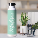 Botella De Agua Nombre personalizado del verde marino de moda<br><div class="desc">Una botella de agua monograma personalizada de color verde marino de moda para un chica o un tipo que ama los regalos simples y escritos a mano. Hermoso guión cursivo blanco en el costado de la botella que explica su nombre en una tipografía elegante.</div>