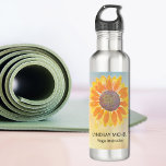 Botella De Agua Nombre personalizado Instructor de yoga girasol<br><div class="desc">Esta moderna botella de agua botánica del instructor de yoga está decorada con un girasol amarillo sobre un fondo acuático. Personalizable fácil. Utilice la Herramienta de diseño para cambiar el tamaño, estilo o color del texto. A medida que creamos nuestra obra de arte no encontrarás esta imagen exacta de otros...</div>
