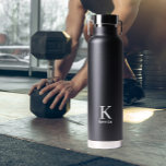 Botella De Agua Nombre personalizado monograma blanco y negro<br><div class="desc">Moderna botella de agua elegante minimalista masculina,  minimalista y moderna,  con tipografía minimalista.           Un regalo personalizado de mantenimiento para él: padre,  padre,  marido,  hijo,  novio,  hombre de confianza o amigo en cumpleaños,  aniversario,  Navidades,  boda o cualquier otra ocasión.</div>