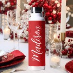 Botella De Agua Nombre personalizado rojo en guión blanco de Moda<br><div class="desc">Una botella de agua roja linda con monograma blanco para un chica o un tipo que ama regalos simples y escritos a mano. Hermoso guión cursivo en el costado de la botella que explica su nombre.</div>