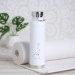 Botella De Agua Nombre simple blanco y negro elegante moderno<br><div class="desc">Botella clásica de agua blanca y negra con un diseño sencillo con tu nombre en un guión elegante / caligrafía. Un diseño femenino perfecto para una niña.</div>