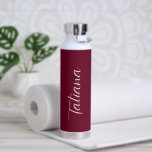 Botella De Agua Nombre simple de Borgoña Elegante Script Moderno<br><div class="desc">Botella moderna de agua burdeos con un diseño sencillo y minimalista con tu nombre en un guión elegante. Un diseño bonito perfecto para una chica.</div>