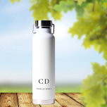 Botella De Agua Nombre simple de las iniciales en monograma blanco<br><div class="desc">Un fondo blanco clásico. Personalice y agregue sus iniciales,  letras y nombre completo para el monograma. Cartas negras.</div>