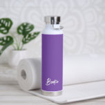 Botella De Agua Nombre simple elegante morado moderno<br><div class="desc">Botella de agua moderna con un diseño simple y minimalista con tu nombre en un guión elegante sobre un fondo violeta de uva. Un diseño bonito perfecto para una chica.</div>