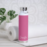 Botella De Agua Nombre simple elegante rosa moderno<br><div class="desc">Botella de agua moderna con un diseño simple y minimalista con tu nombre en un guión elegante sobre un fondo rosado. Un diseño bonito perfecto para una chica.</div>