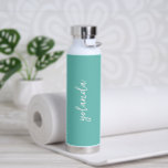 Botella De Agua Nombre simple elegante Verde azulado Turquesa verd<br><div class="desc">Botella de agua moderna con un diseño sencillo y minimalista con tu nombre en un guión elegante sobre un fondo verde azulado/turquesa. Un diseño bonito perfecto para una chica.</div>