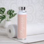 Botella De Agua Nombre simple guión elegante Pastel rosa moderno<br><div class="desc">Botella moderna de agua rosa pastel con un diseño sencillo y minimalista con tu nombre en un guión elegante. Un diseño bonito perfecto para una chica.</div>