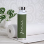Botella De Agua Nombre verde oliva simple guión elegante moderno<br><div class="desc">Botella moderna de agua verde oliva con un diseño sencillo y minimalista con su nombre en un guión elegante. Un diseño bonito perfecto para una chica.</div>