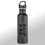 Botella De Agua Nombre y monograma modernos | Gris y negro<br><div class="desc">El nombre personalizado está en una capa sobre un monograma.</div>