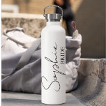 Botella De Agua Novia personalizada<br><div class="desc">Bienvenidos a nuestra colección de productos de novias personalizados en Zazzle! Aquí,  nos especializamos en crear objetos únicos y de personalizable para celebrar el viaje de convertirse en novia. Ya sea que planees tu boda de ensueño o que busques los regalos perfectos de ducha de novia,  te tenemos cubierto.</div>