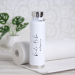 Botella De Agua Novia Tribu Boda Simple Moda Damas de Honor<br><div class="desc">Botella de agua de boda moderna en blanco y negro con un diseño simple y minimalista con "tribu de la novia" en una elegante escritura junto con el nombre de tu dama de honor. Un regalo lindo y femenino para tus damas de honor.</div>
