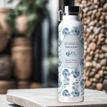 Botella De Agua Noviaria Noviaria Eucalyptus Boda<br><div class="desc">Botella de agua personalizada para su personalizar con el nombre de su dama de honor - o cualquiera en su fiesta de boda. También puede añadir los nombres de la novia y del novio y la fecha del boda. Un diseño delicado con una pizca de hojas de eucalipto sobre una...</div>