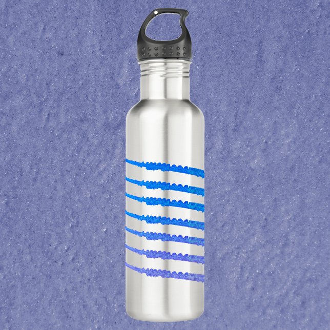 Botella De Agua Ombre azul de instrumentos de flauta (A water bottle with a pattern of flutes done in a blue ombre)