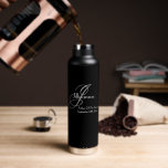 Botella De Agua Padre del Novio Gris Monograma Detalles Blancos Ne<br><div class="desc">Considera esta hermosa botella de agua aislada negra, blanca y gris para el regalo del Padre de la Novia. Esta Botella Aislada al Vacío es exactamente lo que se necesita para mantener las bebidas frías en verano y calientes en invierno. Un clásico inicial de monograma gris elegante, con su nombre...</div>
