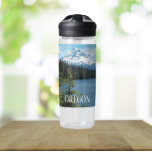 Botella De Agua Paisaje del monte Oregon y el lago<br><div class="desc">Manténgase tranquilo y motivado durante sus entrenamientos diarios con esta botella de agua clara y plástica que presenta una imagen panorámica y paisajística de la cubierta de nieve del Monte Hood contra el telón de fondo de un tranquilo lago forestal. Seleccione su tamaño y color de la botella de agua....</div>