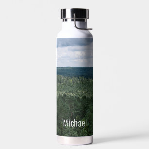 Botella De Agua Paisaje forestal nórdico sobre los árboles con nom